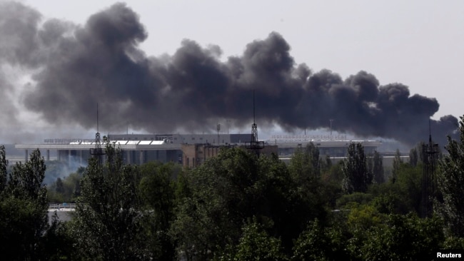 Дим над Донецьким аеропортом після боїв між українськими військовими та проросійськими бойовиками, 26 травня 2014 року