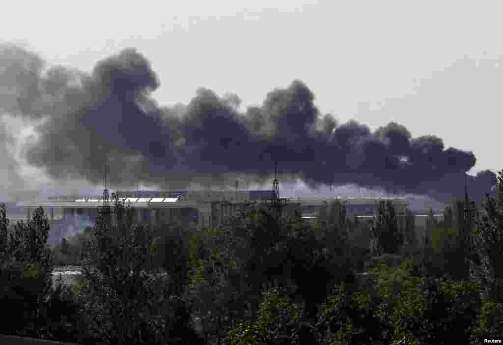 Smoke billows from Donetsk airport during heavy fighting between Ukrainian and pro-Russian forces.