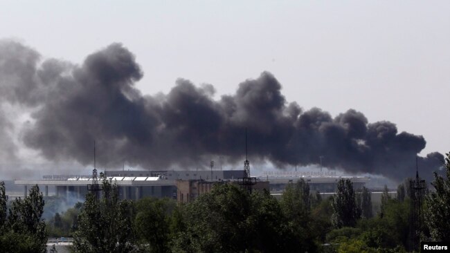 Дым над Донецким аэропортом после боев между украинскими военными и пророссийскими боевиками, 26 мая 2014 года