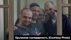Veli (Vladlen) Abdulkadırov, Bilâl Adilov, Farhod Bazarov ve Rustem Şeyhaliyev. 2019 senesi mayısnıñ 14. Rostov-na-Donudaki Kirov rayon mahkemesi