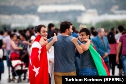Eurovision байқауына келген түрік фанаты әзербайжандық жанкүйермен құшақтасып тұр. Баку, 23 мамыр 2012 жыл.