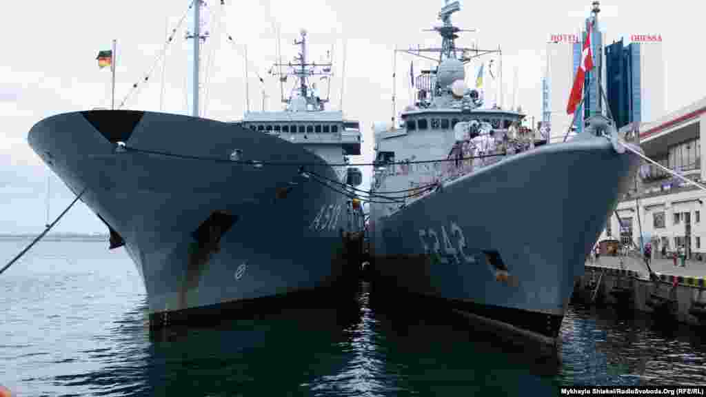 Турецкий фрегат Fatih и немецкое судно обеспечения Rhein (A 513) ВМС Германии. Водоизмещение последнего больше, но A 513 не имеет значительного вооружения. Его главное назначение &ndash; перевозка провизии, амуниции и горючего