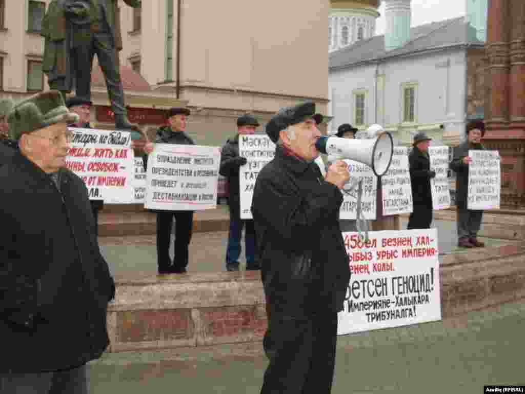 Татар иҗтимагый үзәге Казанда президентлыкны бетерүгә каршы митинг үткәрде.