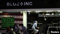 Грабители нападают на магазин одежды в лондонском районе Пэкем, 8 августа 2011 года