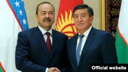 Премьер-министры Кыргызстана и Узбекистана Сооронбай Жээнбеков и Абдулла Арипов. Бишкек, 16 августа 2017 года.
