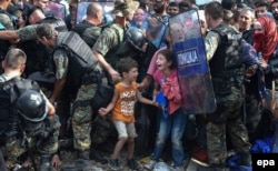 Беженцы на границе Греции и Македонии, лето 2015 года
