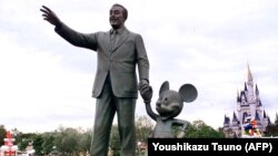 Statuia lui Walt Disney și Mickey Mouse Tokyo.