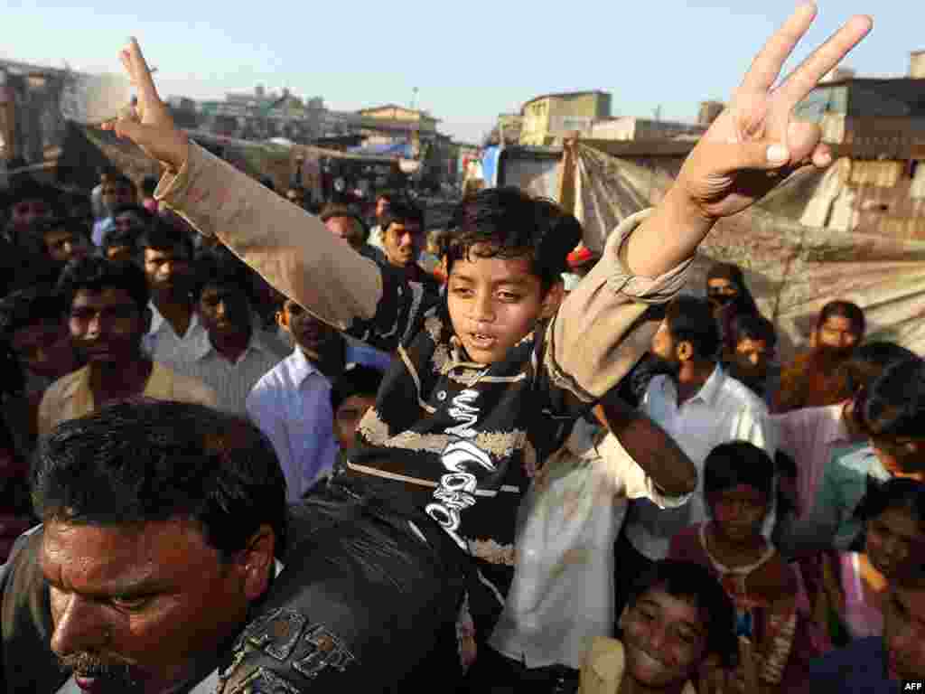 India - Trenuci slave - Dječak Mohammed Azharuddin Ismail, glavni lik filma ¨Milioner s ulice¨, svoje glavno slavlje nije izgleda imao na dodjeli Oskara, već u rodnom Mumbaiu,gdje su ga dočekali prijatelji,susjedi,familija...