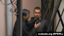 Бацька і сын, Віталь (47 гадоў) і Уладзіслаў (29 гадоў) Кузьнечыкі зь Віцебску, якія знаходзяцца на тэрыторыі амбасады Швэцыі ў Менску. 2020 год.
