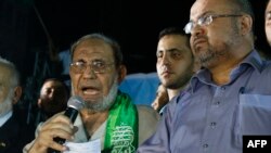 محمود الزهار (در حال سخنرانی) از رهبران و بنیان‌گذاران گروه اسلامگرای حماس است.