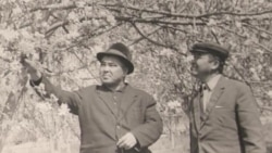 Абдулла Каримов (оңдо) замандашы менен. 1960-70-жылдар.