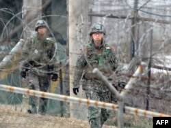 Vojnici Južne Koreje patroliraju granicom nakon smrti Kim Jon Ila