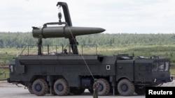 Руска тактическа ракетна система "Искандер", способна да носи ядрен заряд, на международния военно-технически форум "Армия-2015" в Кубинка, край Москва, 17 юни 2015 г.