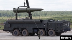 Sistemul rusesc de rachete tactice Iskander din această imagine, care este capabil să livreze o rachetă cu focos nuclear, este expus la forumul internațional militar-tehnic Army-2015 din Kubinka, în afara Moscovei, 17 iunie 2015.