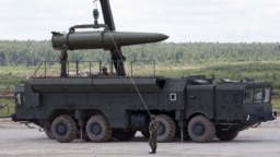 Sistemul rusesc de rachete tactice Iskander din această imagine, care este capabil să livreze o rachetă cu focos nuclear, este expus la forumul internațional militar-tehnic Army-2015 din Kubinka, în afara Moscovei, 17 iunie 2015.