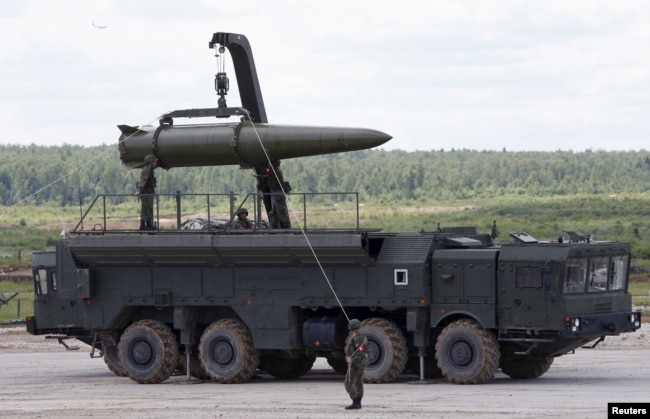 Российский оперативно-тактический ракетный комплекс (ОТРК) "Искандер-М", способный нести ракету с ядерной боевой частью