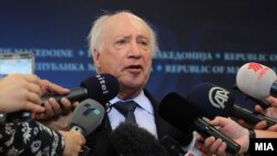 Архива: Посредникот на ОН во спорот за името Метју Нимиц дава изјава за медиумите во Скопје. 
