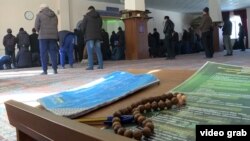 Верующие в мечети Бишкека. 