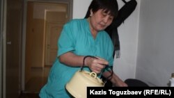 Сотрудница Дома ветеранов наливает чай в комнате "афганца" Бауыржана Джасымбекова. Алматы, 18 февраля 2014 года.