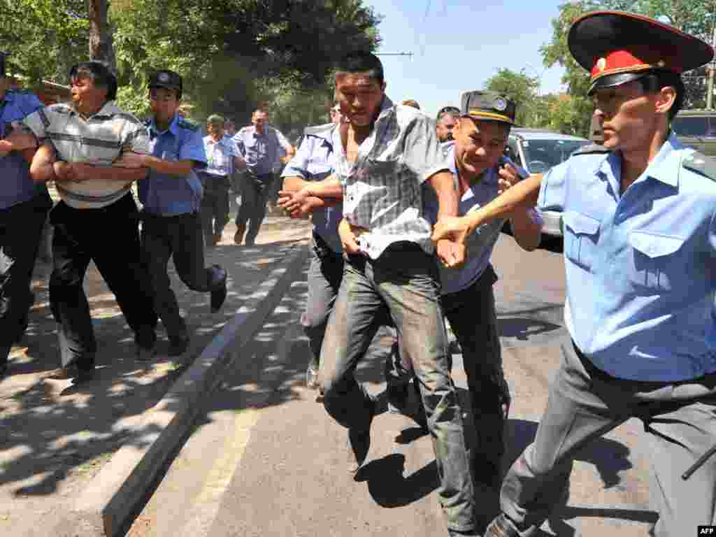 Ранее милиция запретила акцию в пригороде Бишкека и направила собравшихся в другое место - Сквер железнодорожников.