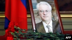 Lule dhe një portret i ambasadorit të ndjerë, Vitaly Churkin janë vendosur në një objekt të Ministrisë së Jashtme ruse