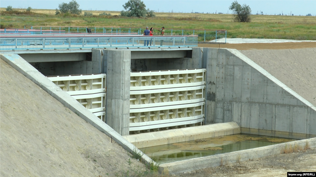 Дамба на Северо-Крымском канале, перекрывающая воду на полуостров