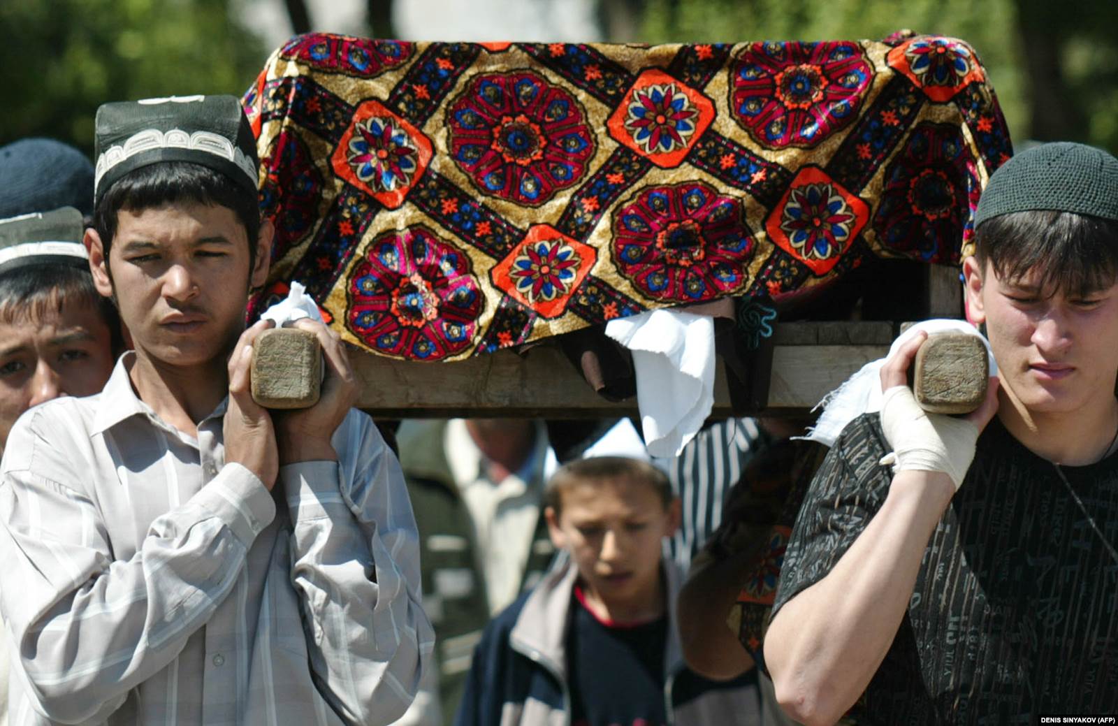 Әндіжан оқиғасында қаза тапқан марқұмның жерлеу рәсімі. 15 мамыр 2005 жыл.