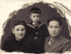Марат Баскін з маці і бацькам