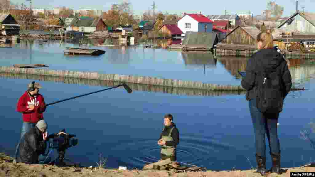 Russian TV journalists in Park district of Komsomolsk-na-Amure