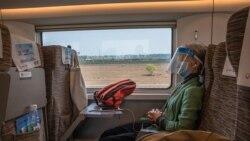 Пассажир в защитной маске в поезде в провинции Хубэй. 8 апреля 2020 года.