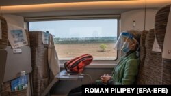 China: „Noua normalitate” în tren, Bejing, 15 aprilie 2020.