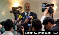 به هنگام ثبت نام در انتخابات ریاست جمهوری ۸۸