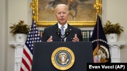 Президент Джо Байден выступает с комментариями о российском вторжении в Украину в зале Рузвельта Белого дома. Вашингтон, 21 апреля 2022 года