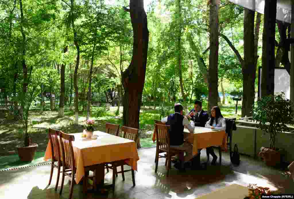 Lunchtime in central Yerevan. One local told RFE/RL he was amazed at the apparent control Pashinian had over his supporters. "He can basically turn Yerevan on and off with a snap of his fingers."