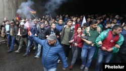 Armenia - Opposition leader Nikol Pashinian and his supporters march through Yerevan, 13 April 2018.