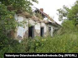 Будинок на хуторі Яблунівка, де переховували єврейську дівчинку Олену Швом, 9 листопада 2011 року