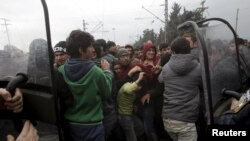 برخورد پلیس یونان با شورش پناهجویان در مرز مقدونیه. ۲۹ فوریه ۲۰۱۶