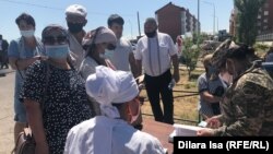 Арисдаги портлашлар бўйича Чимкентдаги судга йиғилган жабрланувчилар, 2020 йил 11 июни.