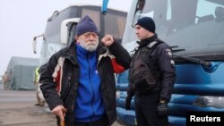 Мъж слиза от автобус на проруските сепаратисти преди да бъде предаден на украинските власти