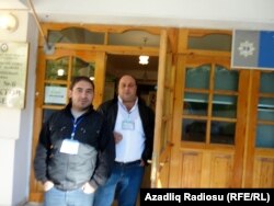 Daha iki kişi gələrək, müxbiri polis çağırmaqla hədələdi.