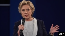 Хиллари Клинтон во время вторых президентских дебатов в Сент-Луисе, штат Миссури, 9 октября 2016 года