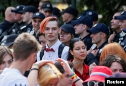 Учасники «Маршу рівності» на підтримку ЛГБТ-спільноти «ХраківПрайд» під охороною поліції на площі Свободи у Харкові, 15 вересня 2019 року