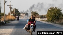Цивільні залишають сирійське місто Рас аль-Айн, яке бомбардує Туреччина, 9 жовтня 2019 року