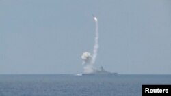 تصویر منتشر شده توسط وزارت دفاع روسیه از شلیک موشک‌های کروز از کشتی‌های روسیه در مدیترانه