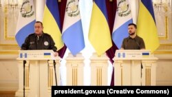 Президент України Володимир Зеленський (праворуч) і президент Гватемали Алехандро Джамматтеї. Київ, 25 липня 2022 року