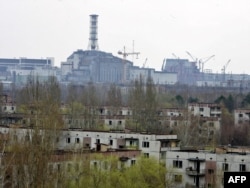 უკრაინა, პრიპიატი: ჩერნობილის ატომური ელექტროსადგური გადაჰყურებს :მოჩვენებათა ქალაქ" პრიპიატს. 2006 წლის 20 აპრილი.