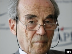 Robert Badinter la o conferință de presă la Paris