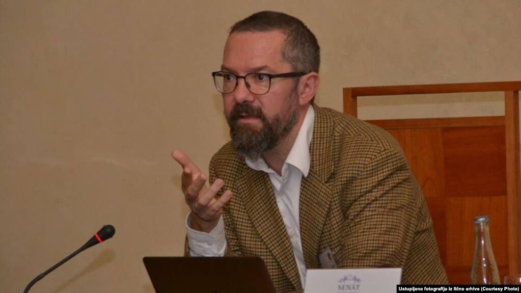 Ja sam i pre govorio da je najveći problem na području bivše Jugoslavije da ljudi gledaju samo na svoje žrtve, a nikada i vrlo nerado na svoje počinitelje zločina: Christian Axboe Nielsen