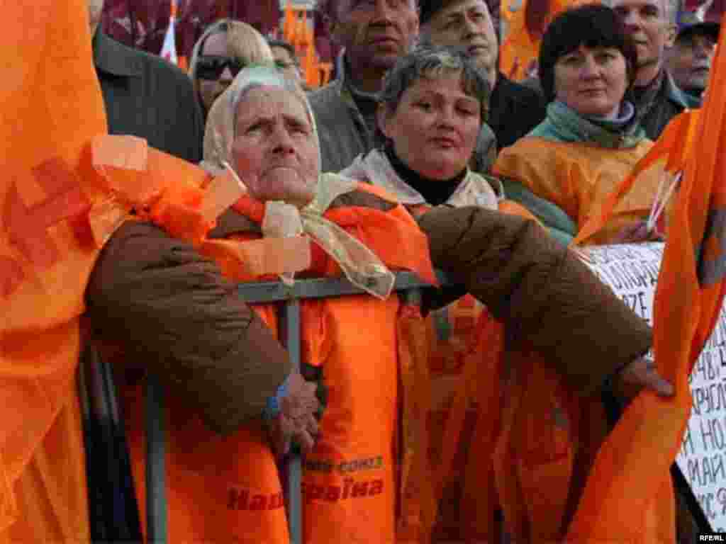 Orange Vs. Blue - A pensioner gets a front-row view of the pro-presidential opposition rally on Kyiv's European Square on April 11. (photo: RFE/RL) 