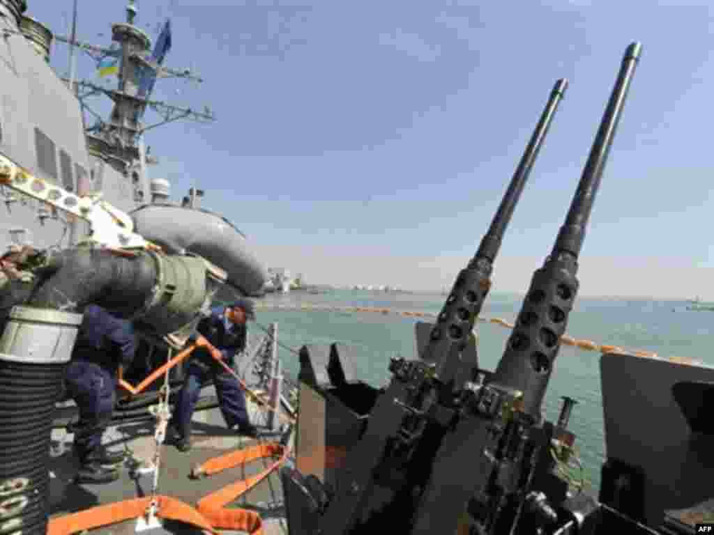 Команда американского эсминца ликвидирует условный пожар во время учений «Си Бриз-2008» в Одессе, 15 июля 2008